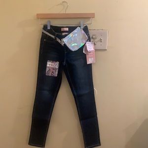 Squeeze pull on jegging with belt bag